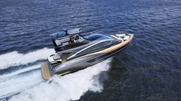 Lexus LY650 na wodzie