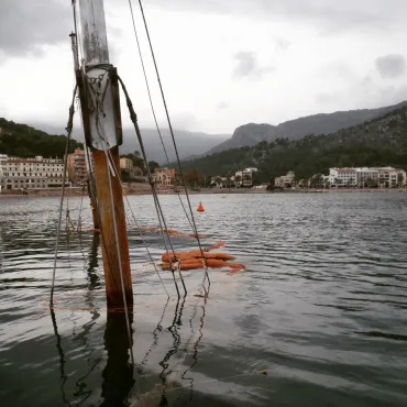 Wrak zatopionego jachtu w zatoce Port de Sóller na Majorce