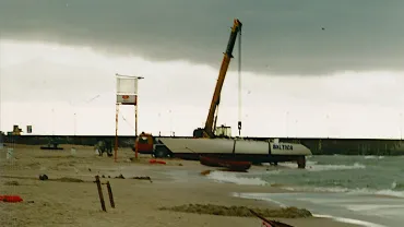 Jacht Baltica na plaży w Łebie