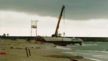 Jacht Baltica na plaży w Łebie