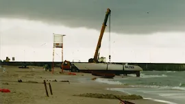 Jacht Baltica na plaży w Łebie