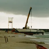 Jacht Baltica na plaży w Łebie